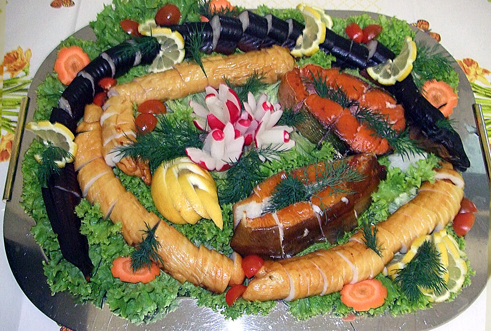 Räucherfischplatte mit Aal, Schillerlocken, Lachs, Heilbutt portioniert und entgrätet