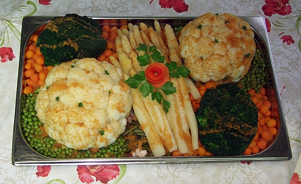 Gemüseplatte mit Blumenkohl, Brokolie, Spargel, Pariser Karotten, Speckbohnen & Erbsen